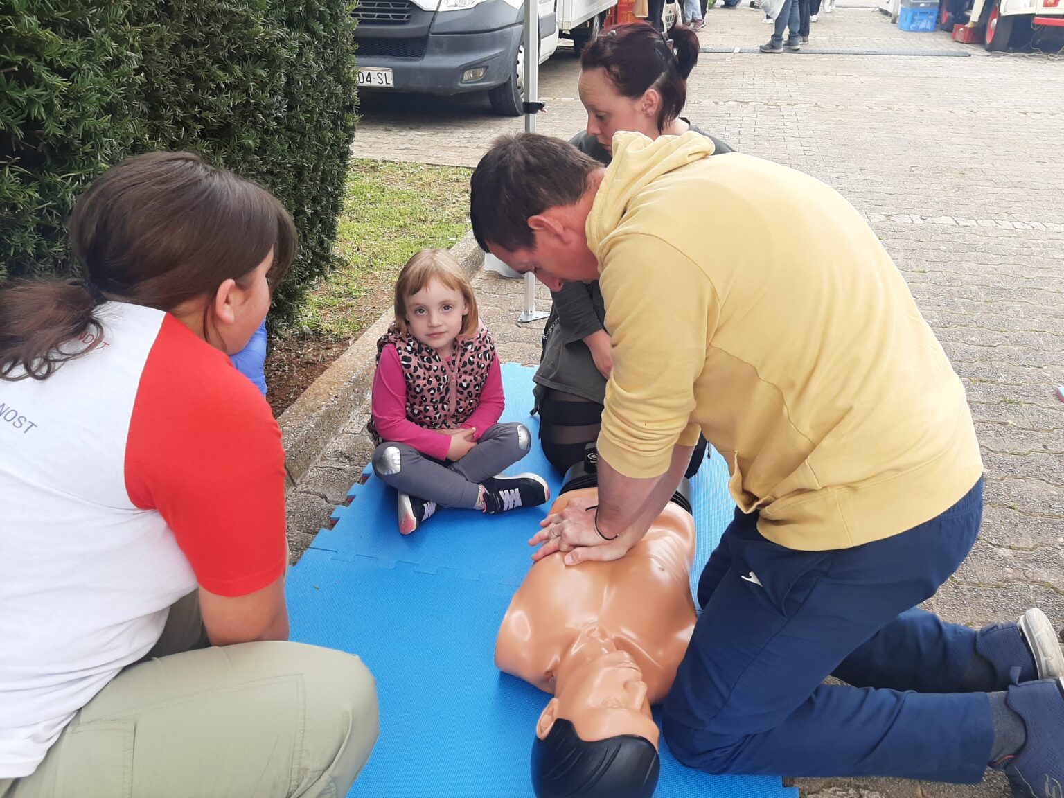 Na Festivalu cvijeća građani imali prilike učiti osnovne postupke prve pomoći